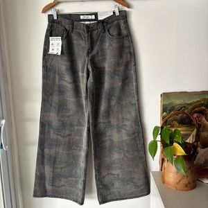 Refrain Women’s Camouflage Wide-Leg Jeans Size 5/27